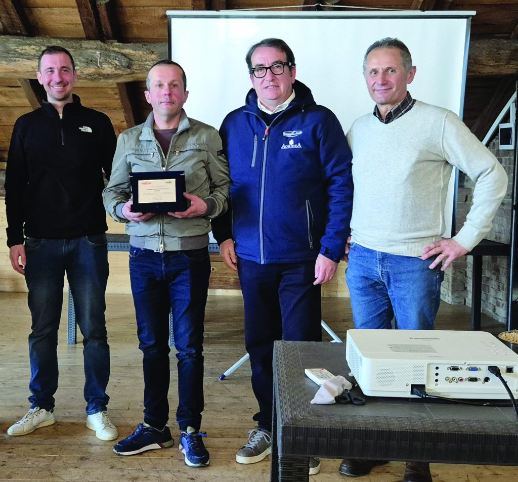 La premiazione dell’azienda Cantonazzo. Al centro Fabio Galli, sulla destra il Dott. Medardo Cammi, veterinario aziendale, e partendo da sinistra il team Raggio di Sole®: Edgardo Boselli e Agostino Marrazzo