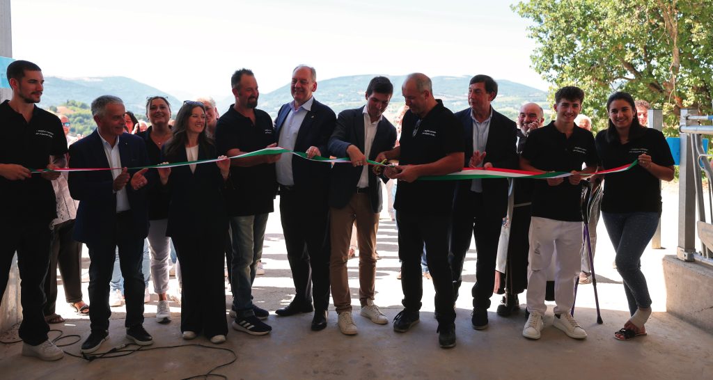 All’inaugurazione della nuova stalla hanno partecipato anche il Presidente della Regione Marche Francesco Acquaroli e il Sottosegretario del ministero dell’Agricoltura Patrizio La Pietra.