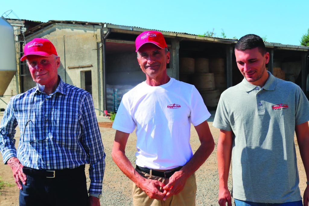 A sinistra Tullio Scazzina, a destra Andrea Vacchelli del team Raggio di Sole®, al centro Gabriele Anselmi, responsabile della razione