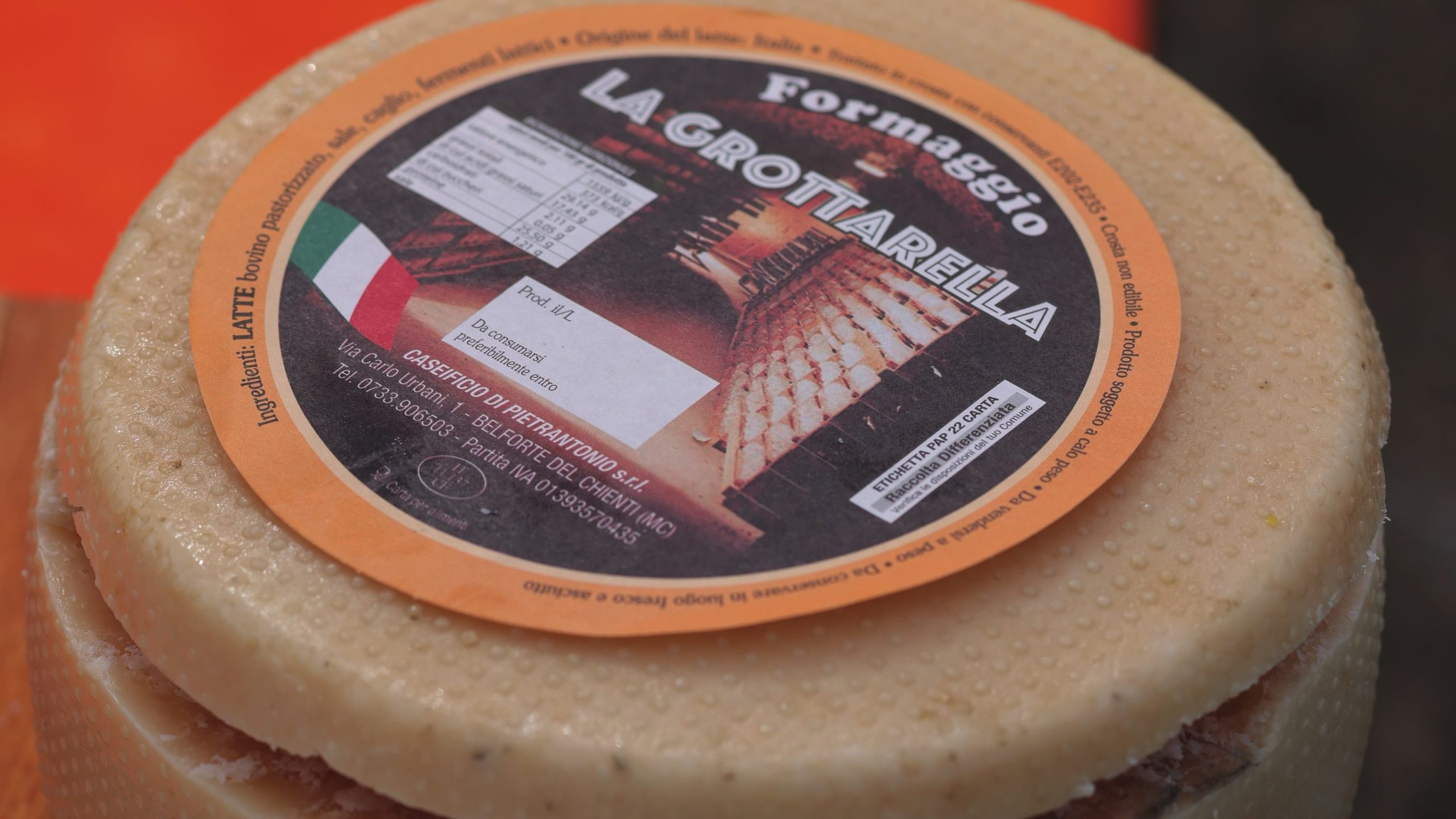 Uno dei formaggi prodotti nel caseificio Di Pietrantonio